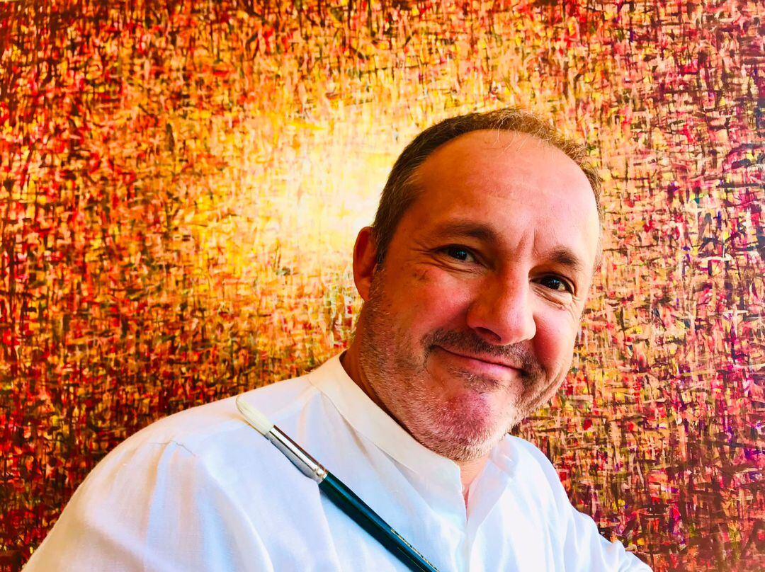 Luis Sanus, el pintor alcoyano, que ha tenido esta bonita iniciativa solidaria