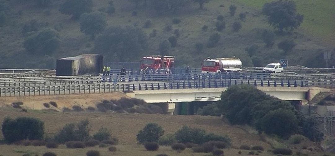 El incendio de un camión, que transportaba botellas de aceite, obliga a cortar la Autovía A-4 