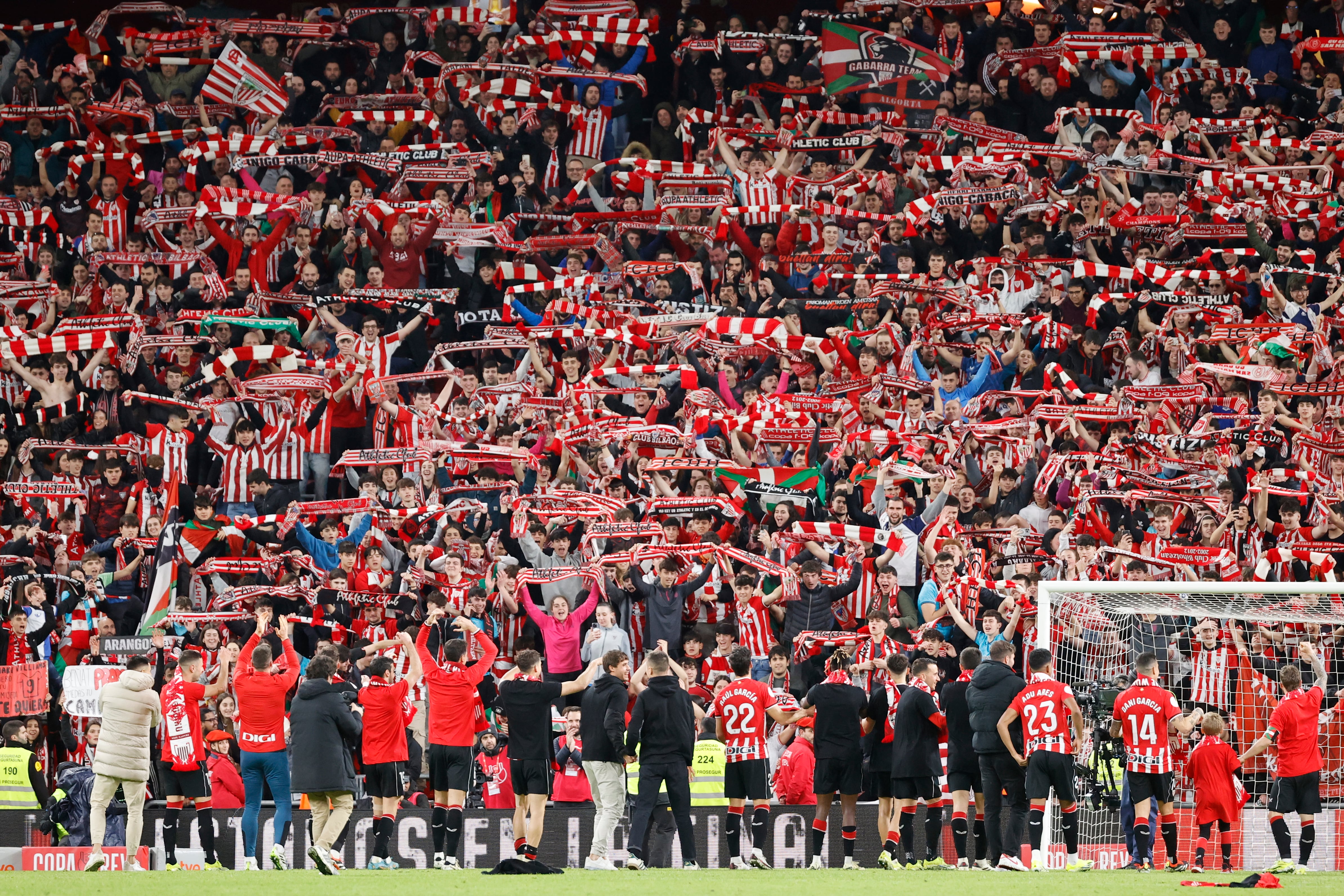 Los jugadores del Athletic Club celebran la victoria y el pase a la final de la Copa del Rey.