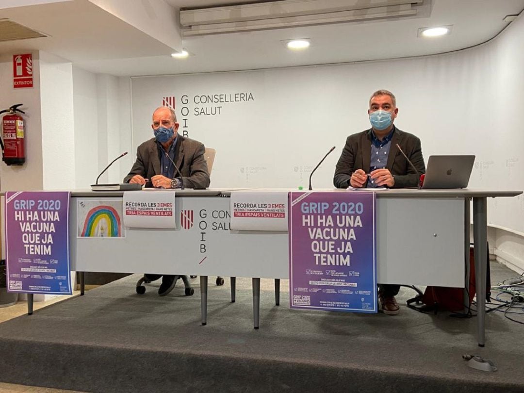 El director general del IB Salut, Juli Fuster Culebras, y el coordinador de la campaña de vacunación, Carlos Villafáfila 