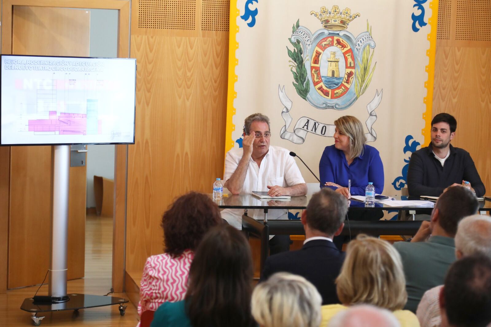 Paco Leal, responsable del estudio, junto a la alcaldesa de Cartagena, Noelia Arroyo, y el concejal de Cultura, Nacho Jáudenes.