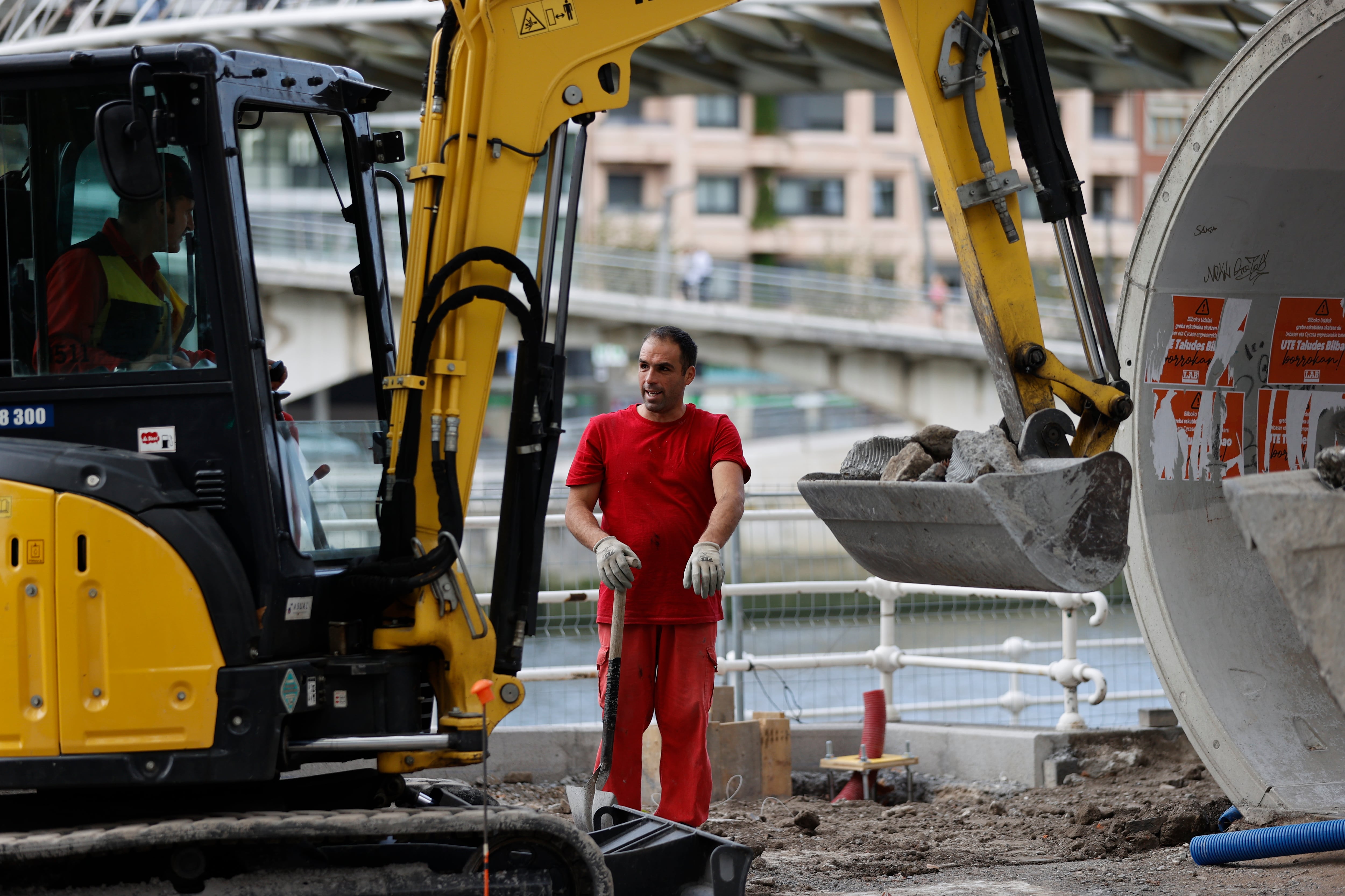 Operarios de la construcción trabajan en una zanja