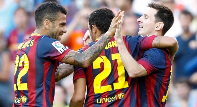 Alves, Adriano y Messi celebran uno de los tantos del Barcelona en su estreno en el Camp Nou ante el Levante.