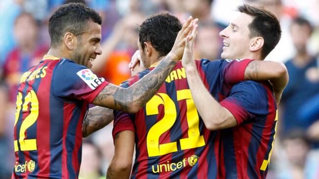 Alves, Adriano y Messi celebran uno de los tantos del Barcelona en su estreno en el Camp Nou ante el Levante.