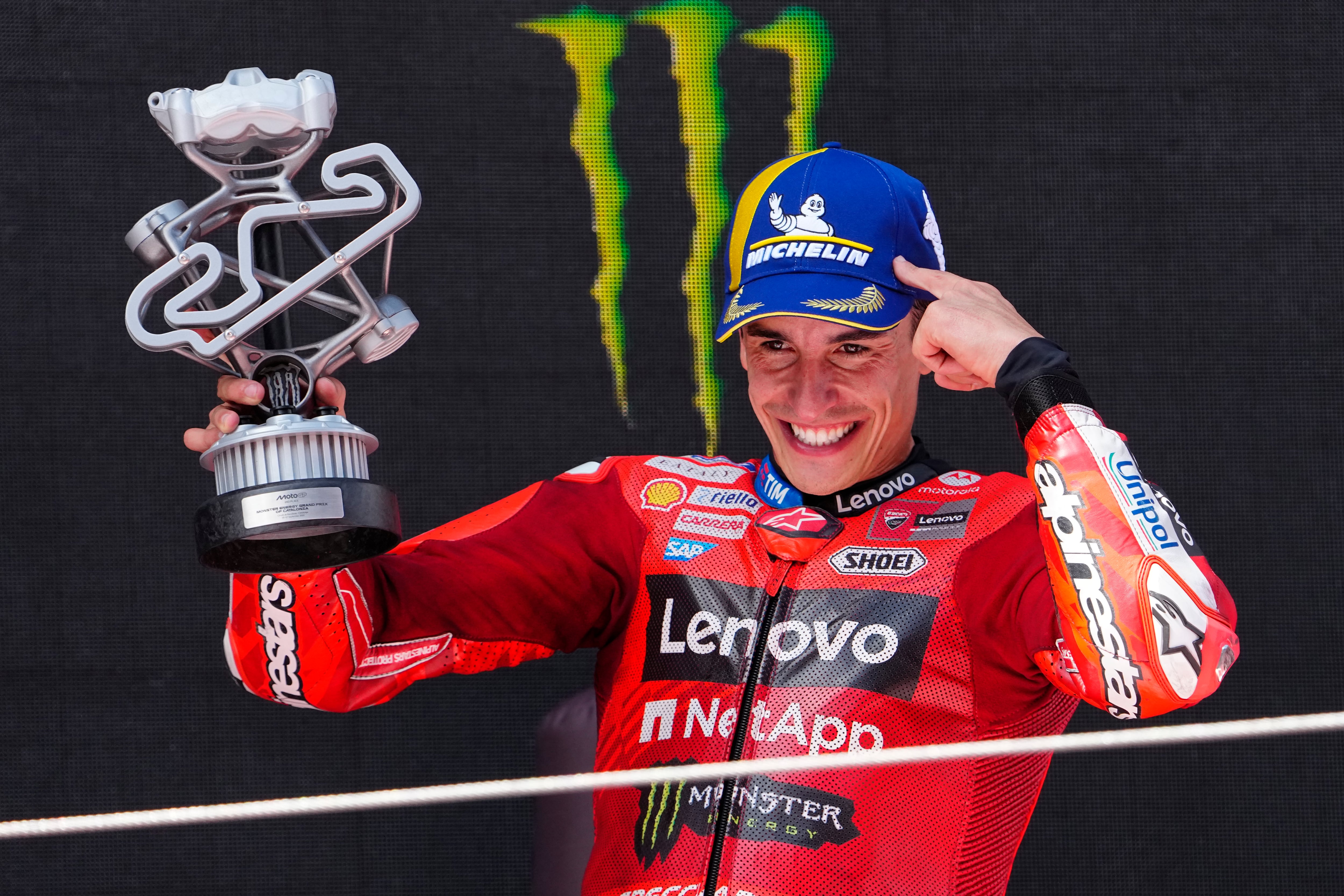 El piloto español Marc Márquez celebra su segundo puesto en el podio del Gran Premio de Cataluña.
