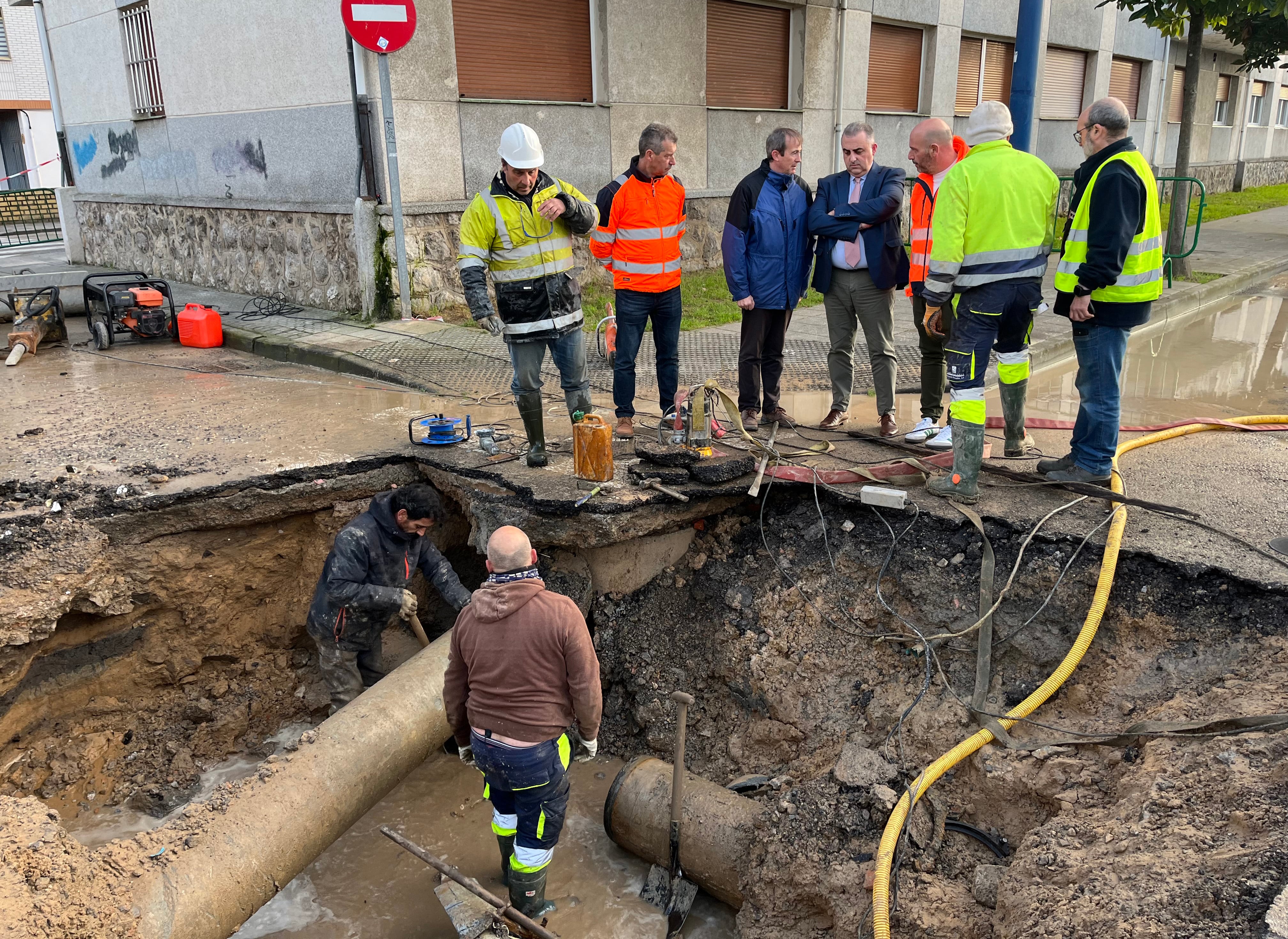 Una rotura de una tubería del Plan Hidráulico del Asón provoca bajadas de presión del agua en viviendas de Laredo