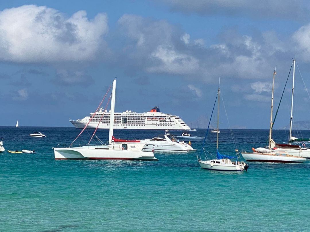 Barcos fondeados este jueves en la zona protegida