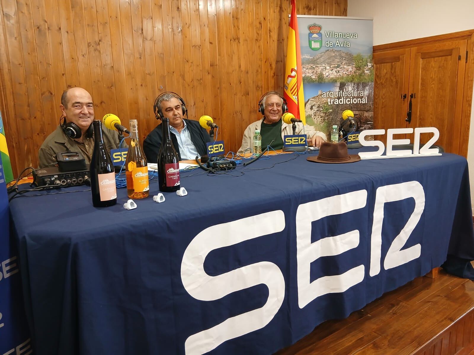 Rafael Mancebo, presidente de la DOP Cebreros y el alcalde de Villanueva de Ávila, Julio Sánchez con Luis Sánchez