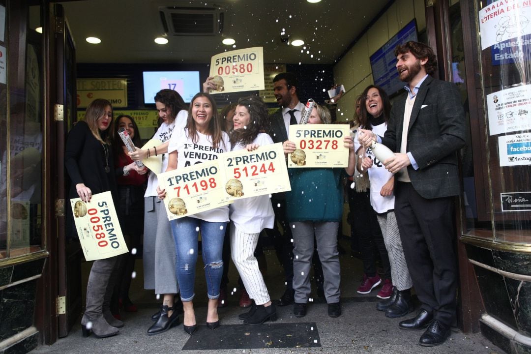 Doña Manolita en Madrid reparte el gordo, el segundo premio y quintos, en una imagen de archivo