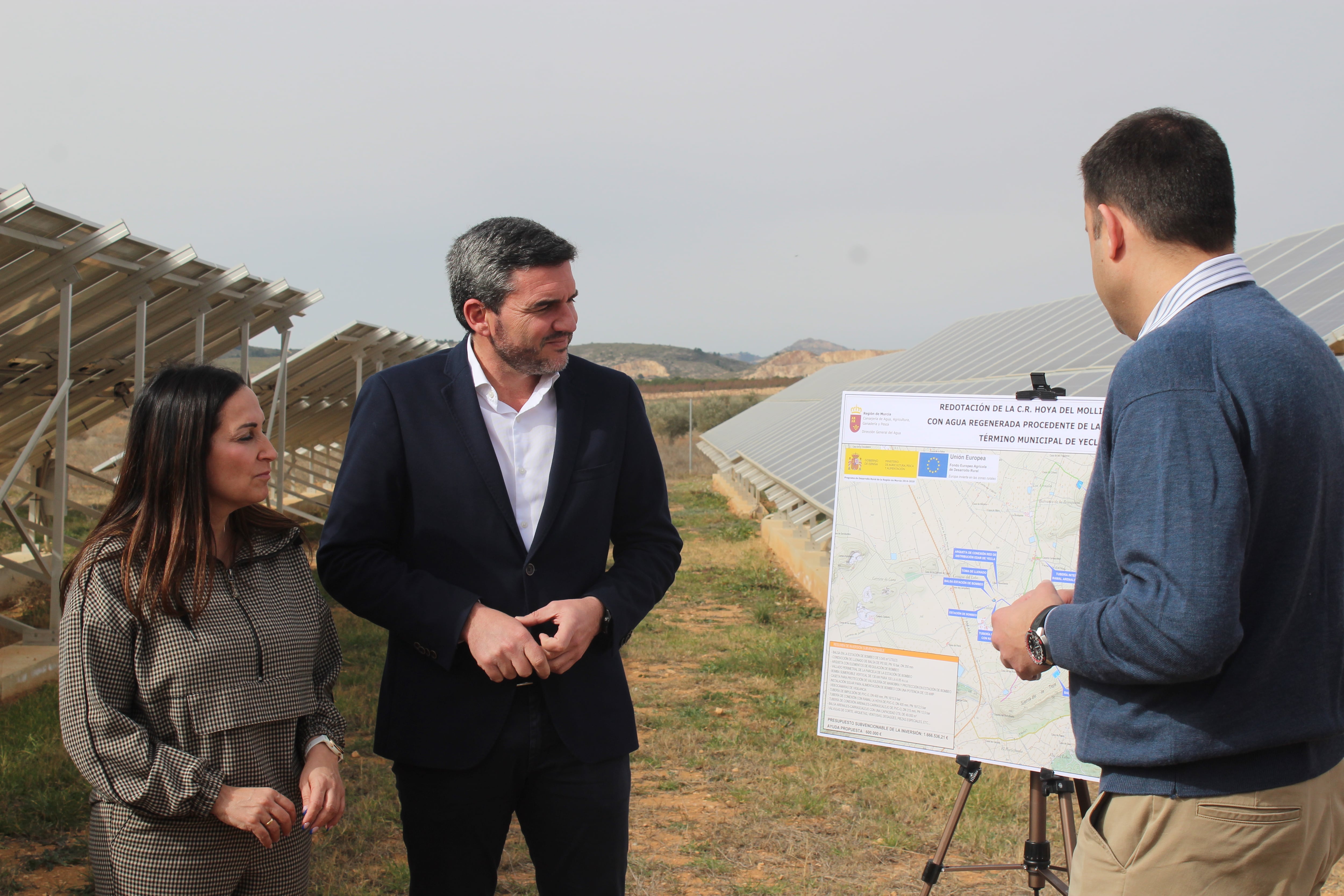 El consejero y la alcaldesa de Yecla en su visita a la Comunidad de Regantes Hoya del Mollidar-El Portichuelo, de Yecla