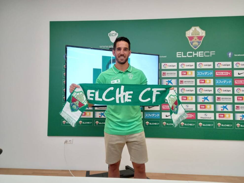 El capitán del Elche CF Pedro Bigas posa con una bufanda del Club