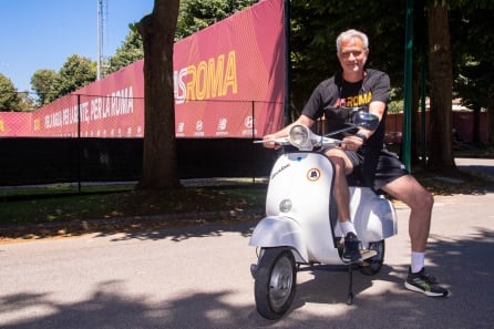 José Mourinho yendo a los entrenamientos de la Roma en Vespa