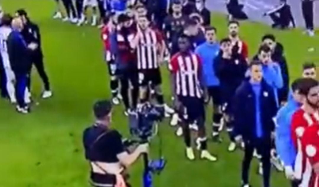 Momento en el que Iñaki Williams avisa a su hermano