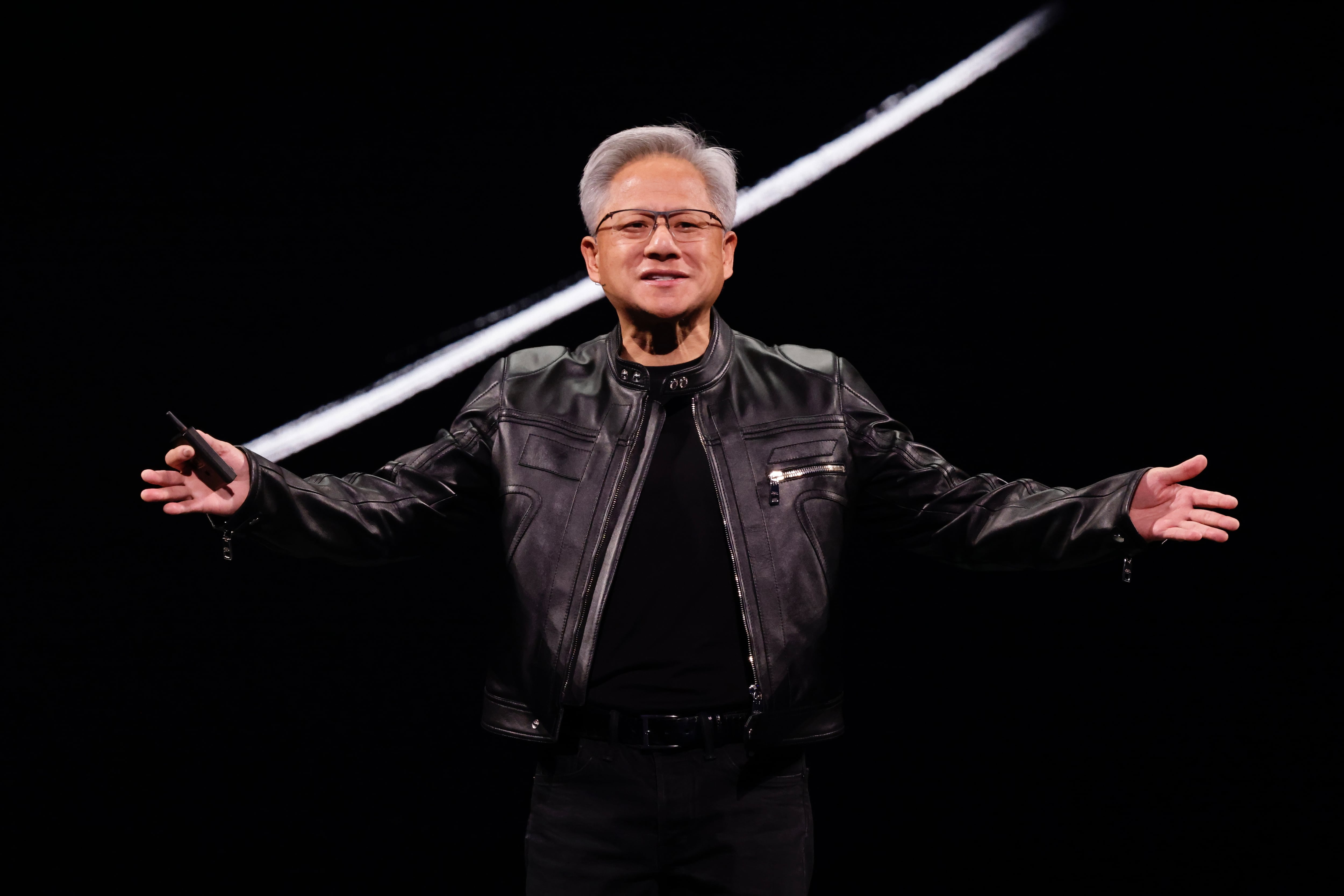 El CEO de Nvidia, Jensen Huang, con su cazadora de cuero en la presentación de su compañía en Computex 2025