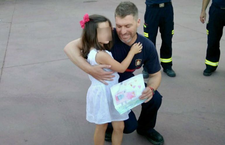 Mónica junto a Daniel, uno de los bomberos que la rescató desde la autoescala a 30 metros de altura en Málaga