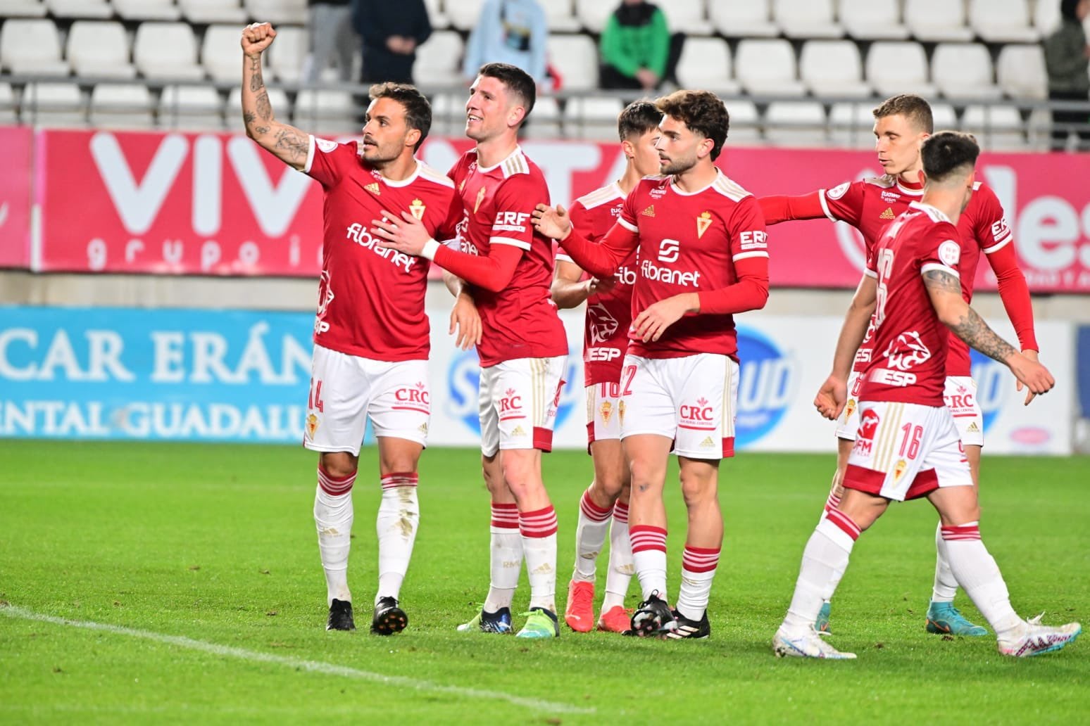 Pedro León celebra su gol junto a Alberto Toril, Javi Rueda, Arnau Ortiz, Alberto González y Alfon González