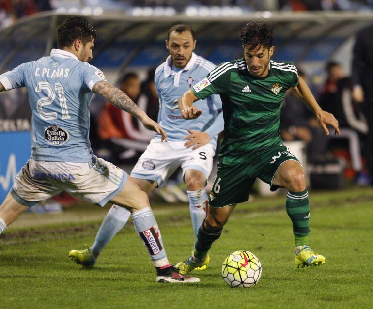 El defensa del Celta de Vigo Planas lucha el balón con Álvaro Cejudo, del Betis.