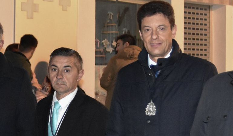 En el centro, Ramón Pérez Melero, hermano mayor, y Manuel Ángel Vázquez, actual presidente, durante el Via Crucis de la Agrupación de Cofradías de Andújar