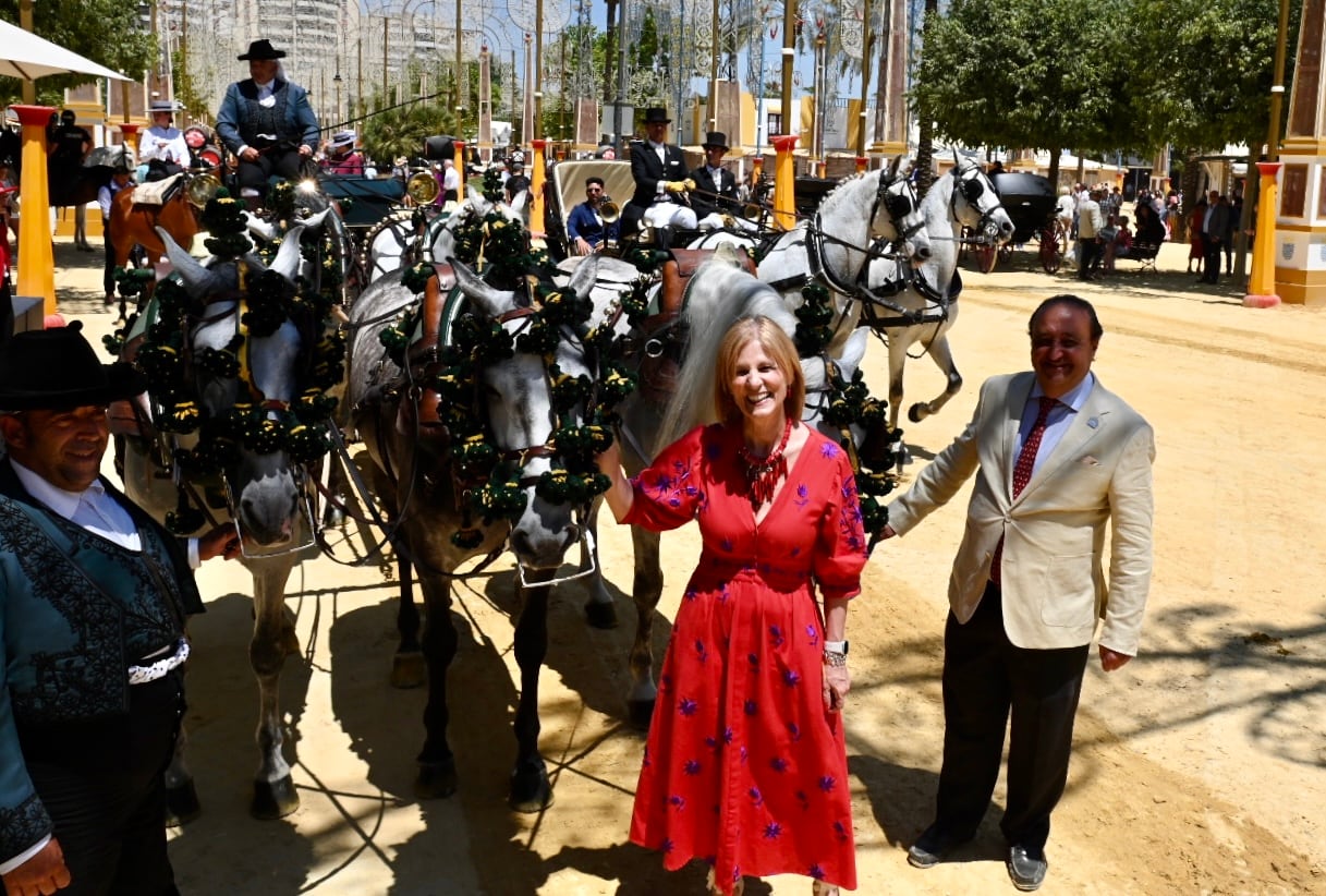 La alcaldesa y Francisco Zurita entregando el premio al mejor enganche a la media potencia.