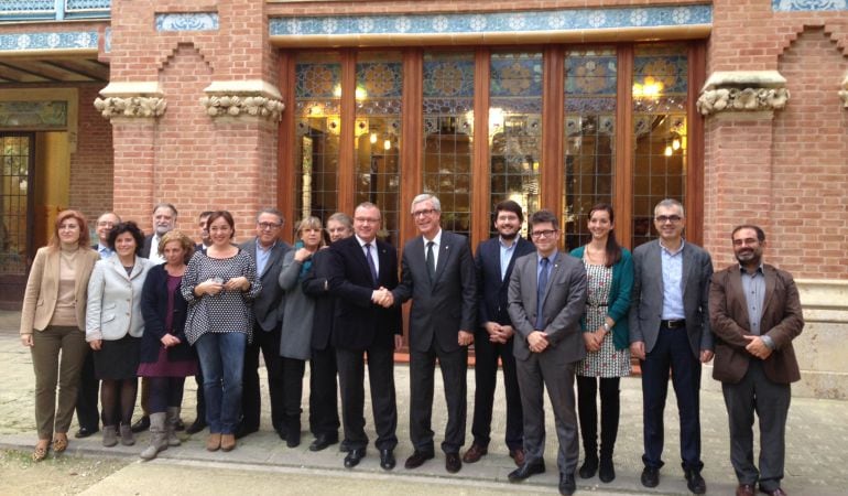 Els dos alcaldes de Tarragona i Reus, al centre, acompanyats dels regidors de les dues ciutats i d'alguns dels portaveus dels grups municipals