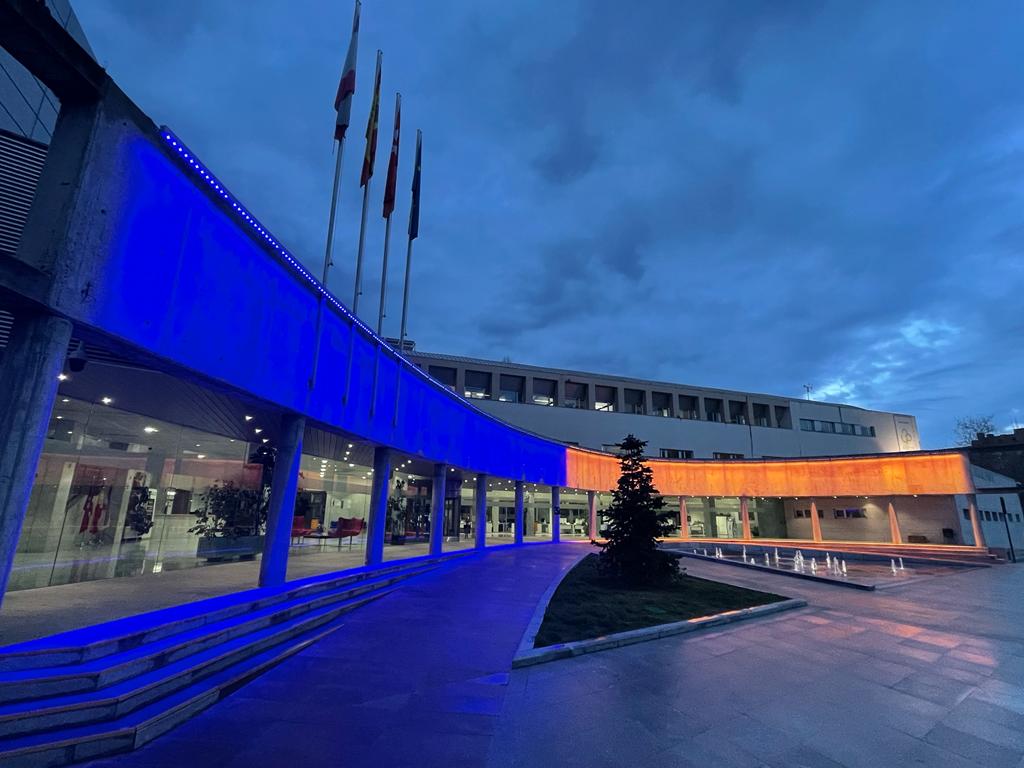 Fachada del Ayuntamiento de Tres Cantos iluminada con los colores de Ucrania
