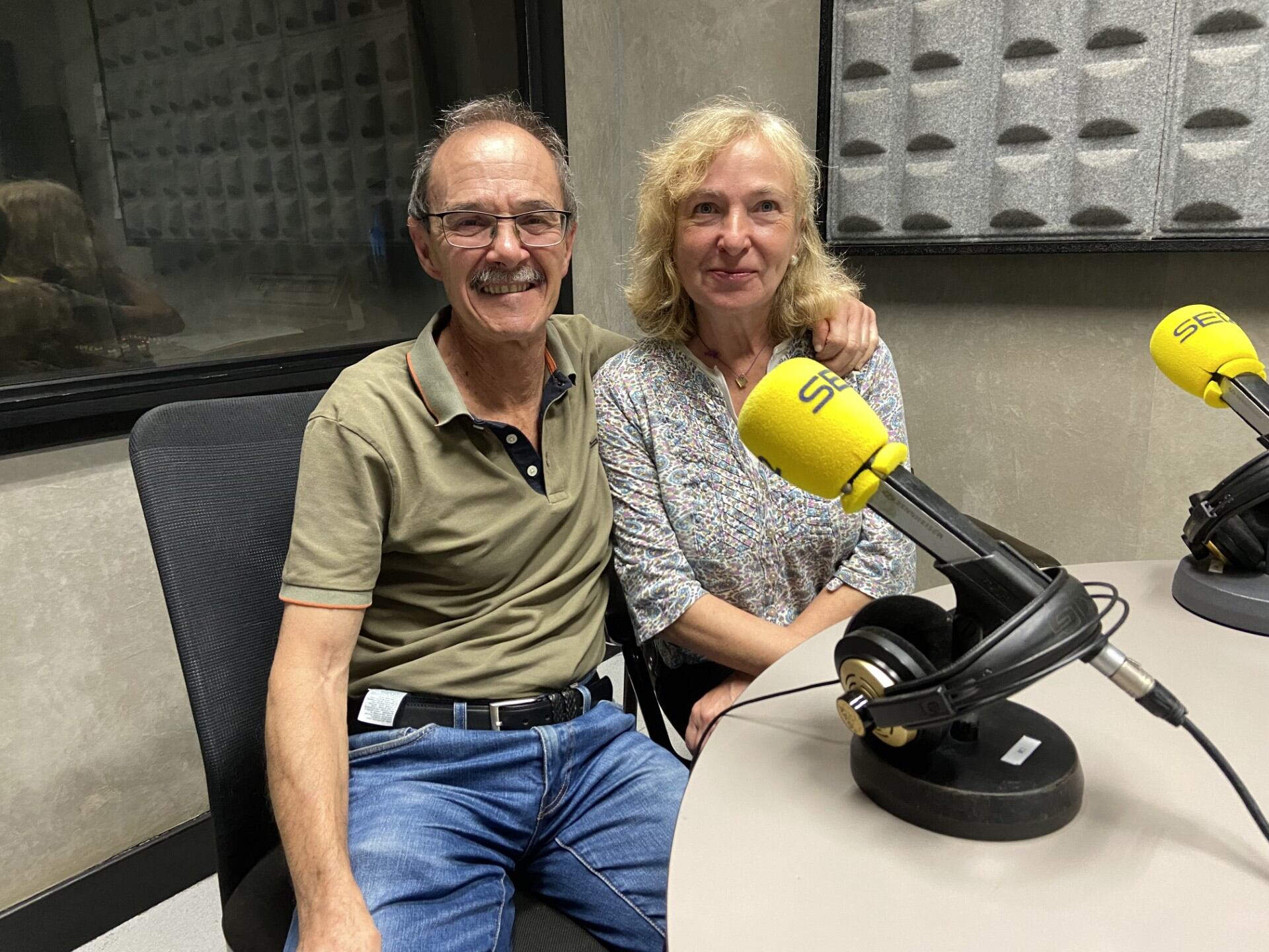 Alberto Sáenz de Viteri y Nerea Alustiza en los estudios de Radio Eibar