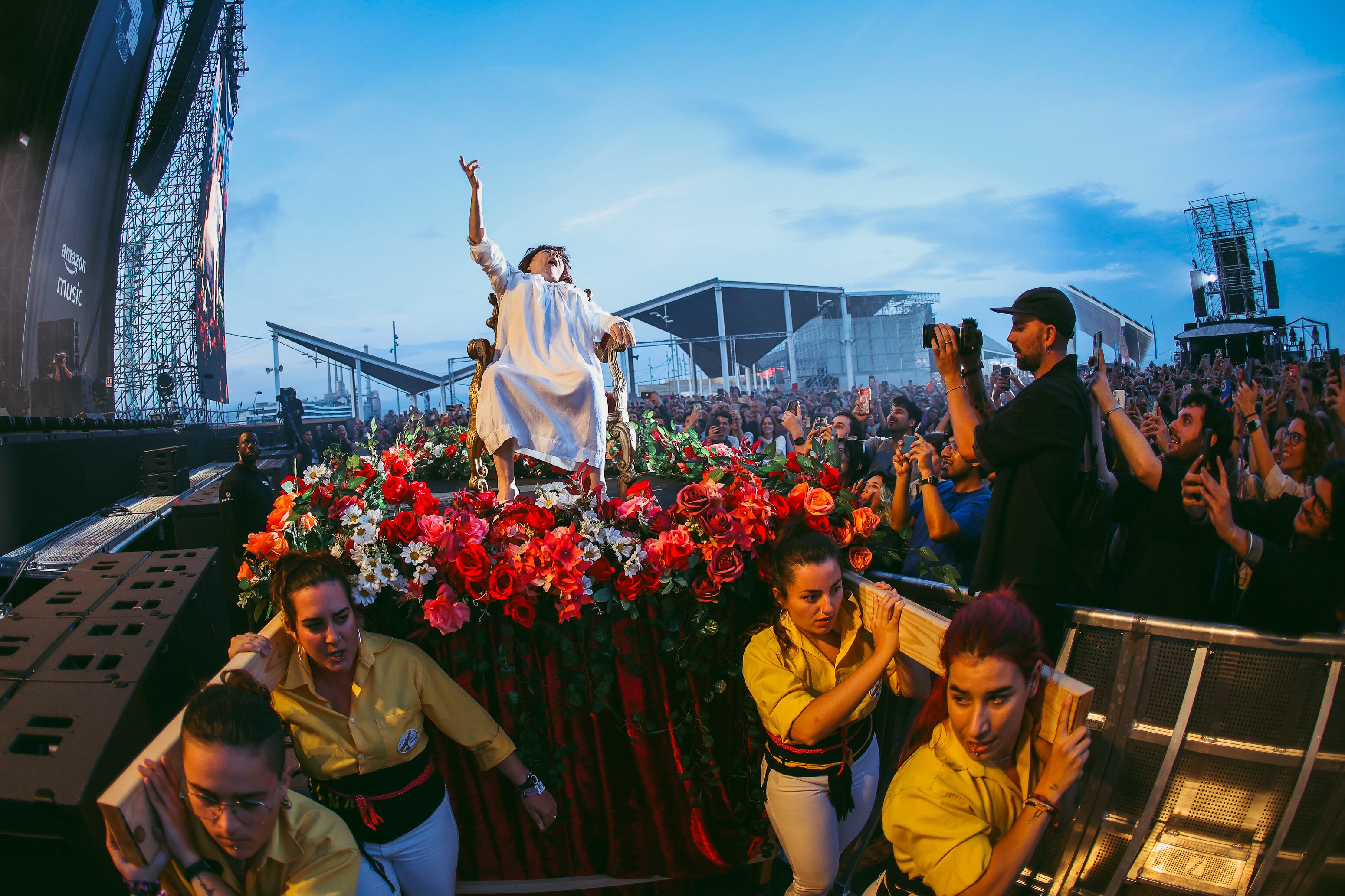 La irrupción de Carmen Machi, como broche final al concierto de Stella Maris, fue el gran momentazo de la jornada inaugural del Primavera Sound 2024.