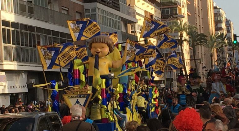 Imagen de una de las carrozas de la Cabalgata de Carnaval de Cádiz