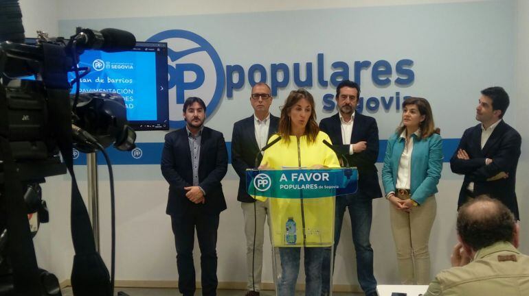 Raquel Fernández, portavoz del GMPP, acompañada por concejales de su partido en la presentación de la iniciativa &quot;Imagina tu barrio&quot;.
