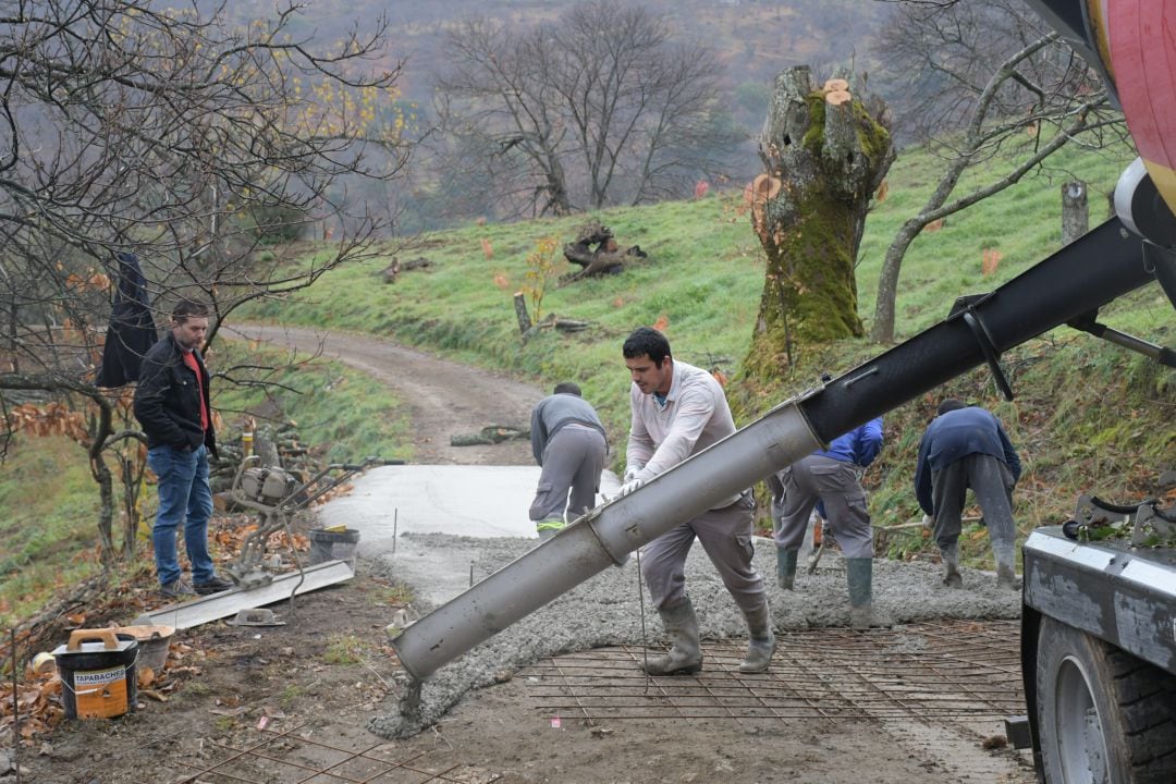 Trabajadores en uno de los caminos de Cartajima