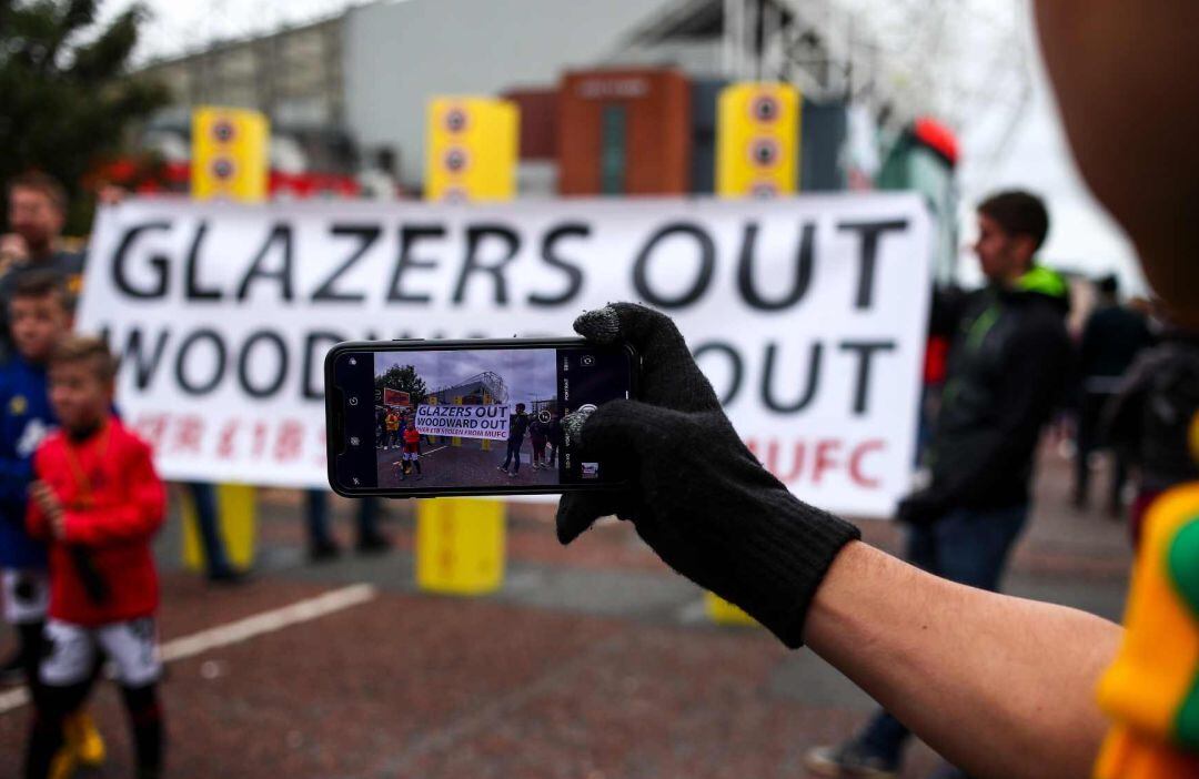 Un grupo de aficionados del United portan unas pancartas contra los propietarios del club en octubre de 2020.