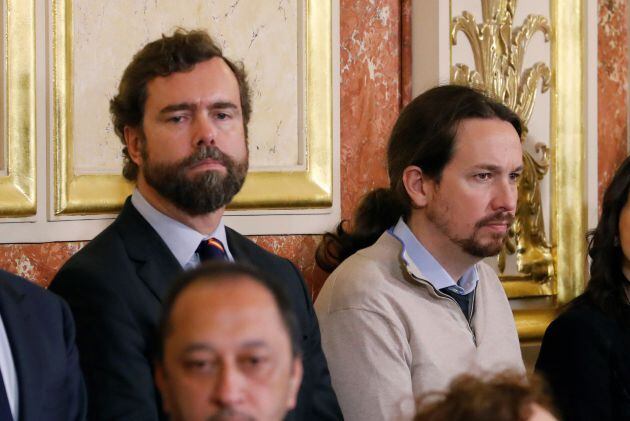 El portavoz de Vox en el Congreso, Iván Espinosa de los Monteros (i) y el líder de Unidas Podemos, Pablo Iglesias (d) durante la sesión solemne en el Congreso de los Diputados con motivo de la celebración del 41 aniversario de la Constitución.