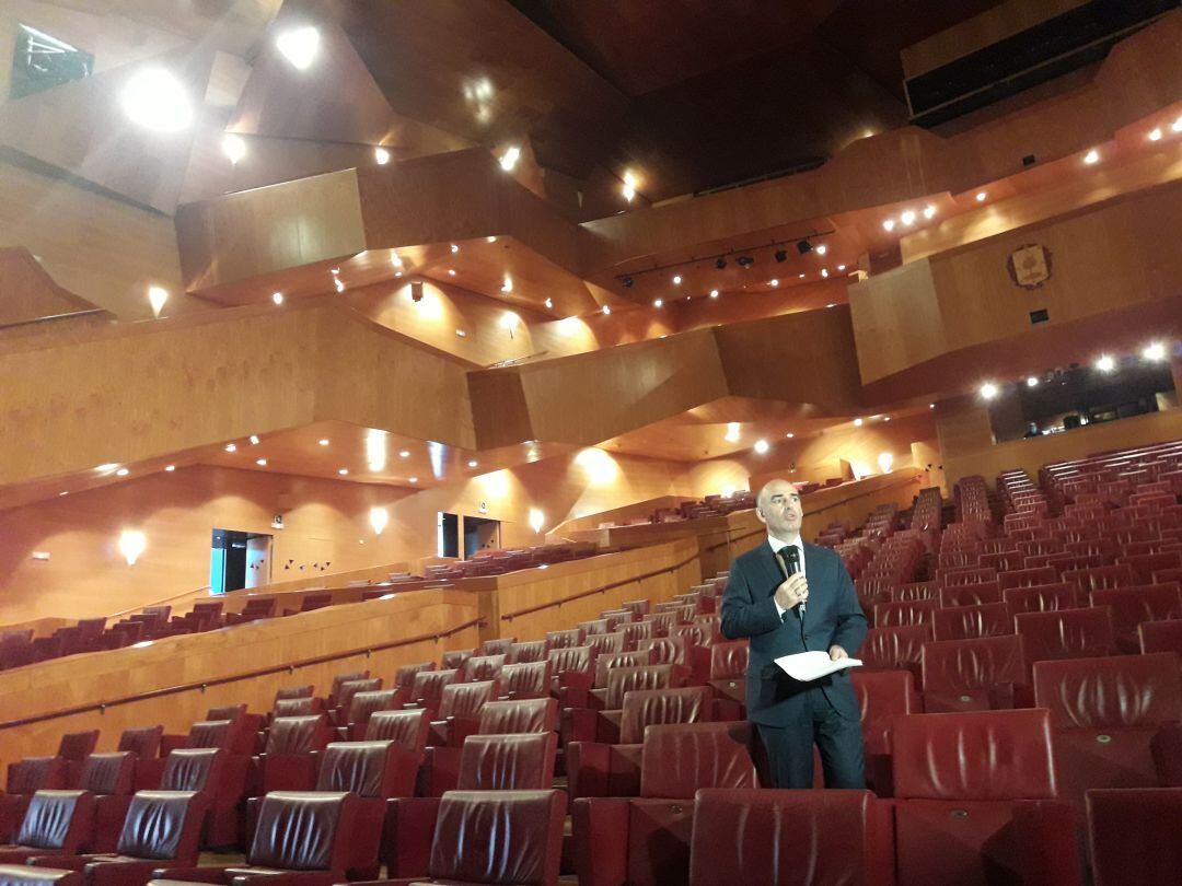 Andoni Aldekoa en el patio de butacas del auditorio