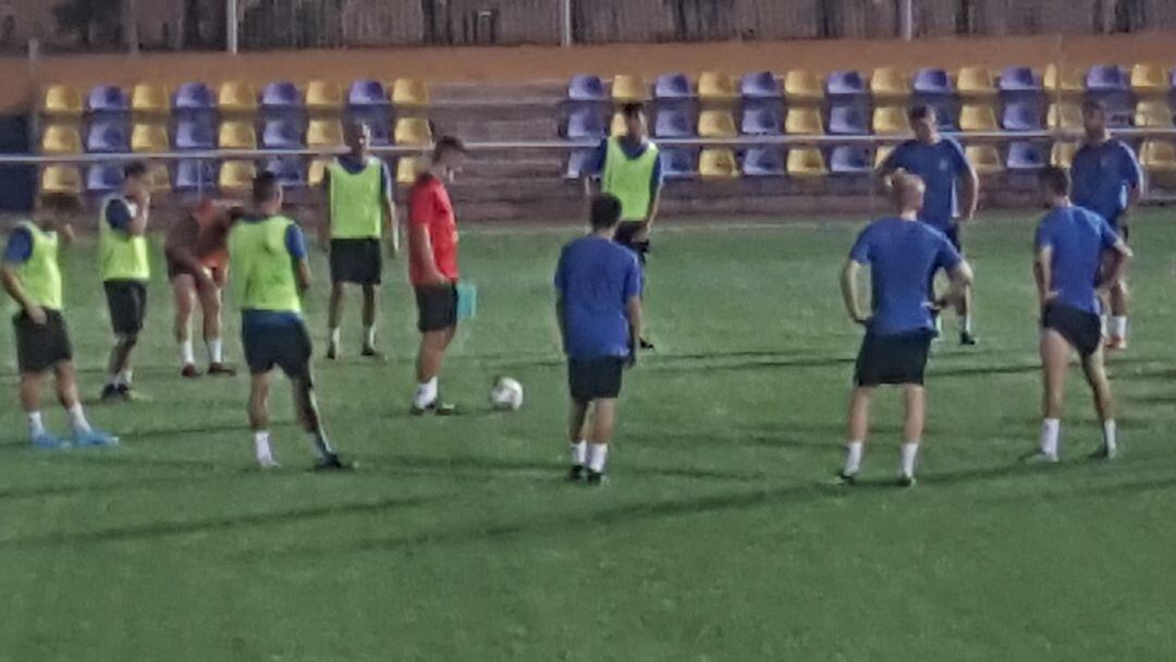 Esteban con sus jugadores en el entrenamiento.