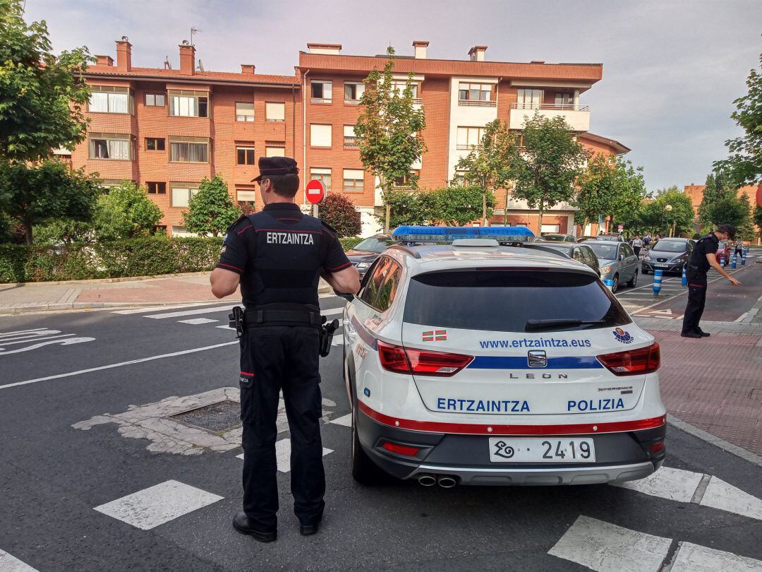 Los hechos se han producido sobre las 7.45 horas de este jueves, cuando un ciclista que iba con su bicicleta por el bidegorri de Barakaldo ha sido asaltado por tres personas a la altura del barrio de Lutxana