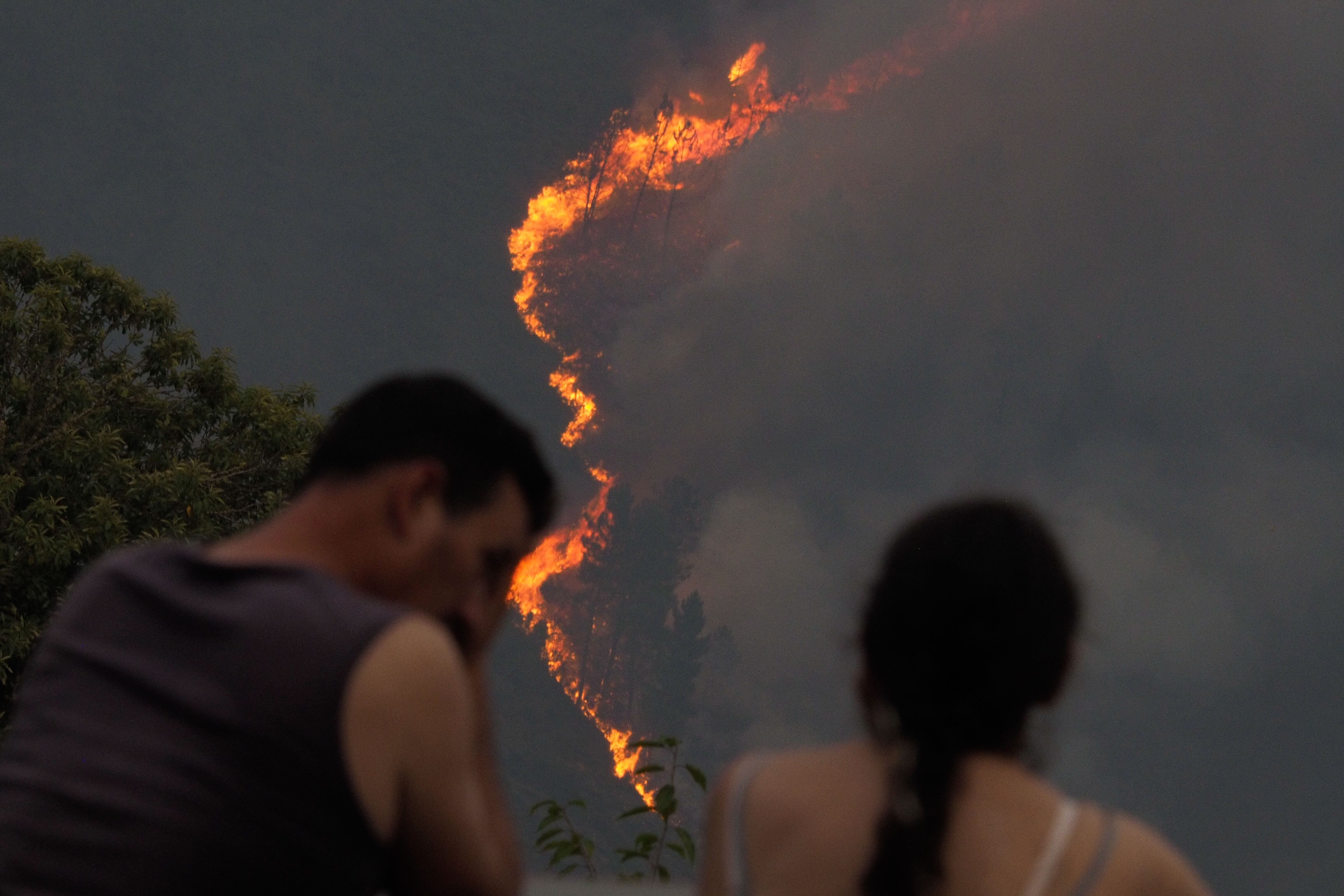 LUGO, 15/07/2022.- Imagen de las llamas que atraviesan hoy viernes los montes de Quiroga y Pobra de Brollón, en Lugo. La extinción de los incendios forestales declarados en Galicia, en esta ola de calor de julio, sigue dificultada por las condiciones climatológicas adversas, por lo que son varios los fuegos todavía activos y que afectan sobre todo a las provincias de Ourense y Lugo. EFE / Eliseo Trigo.
