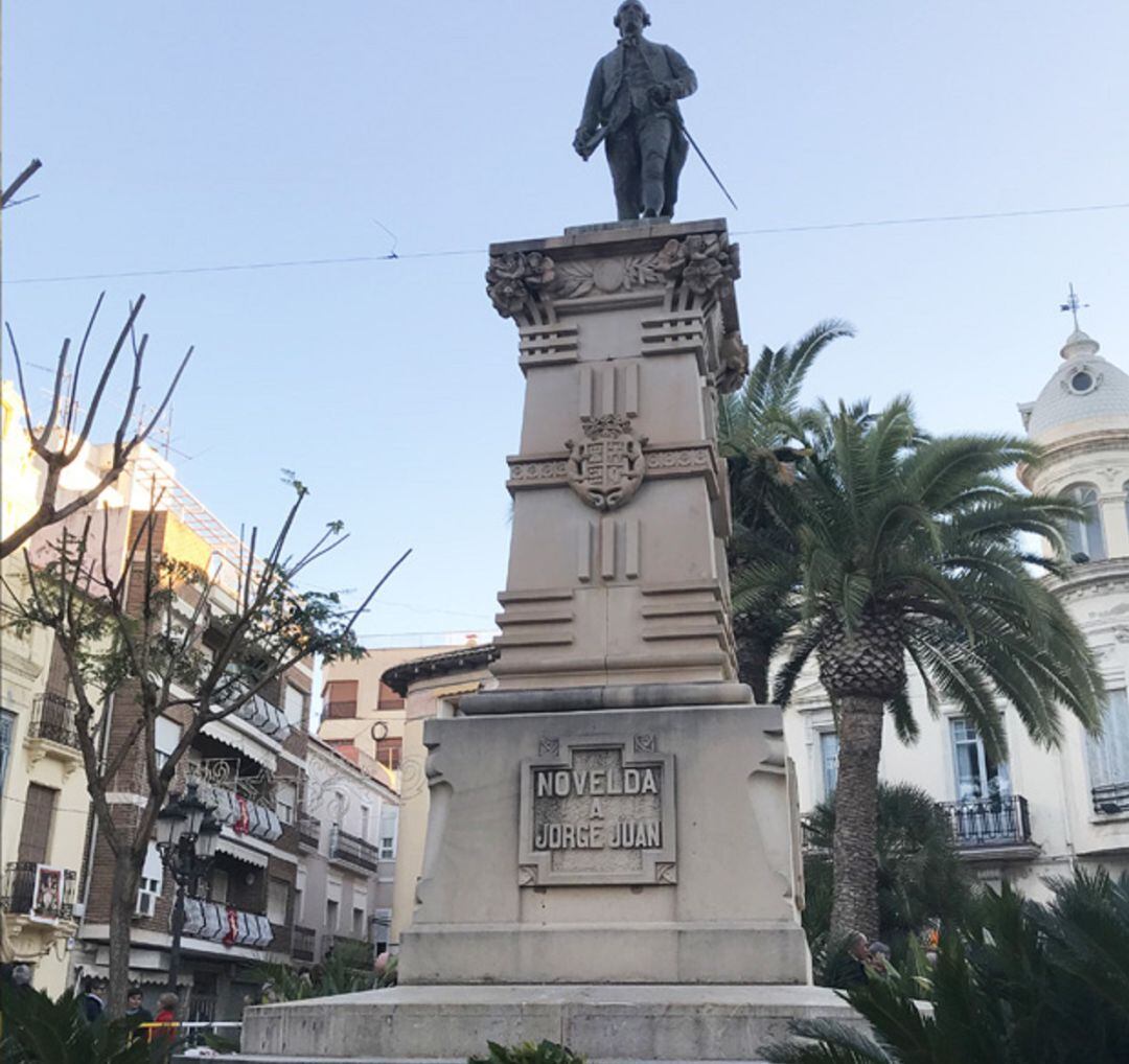 Estatua Jorge Juan Novelda