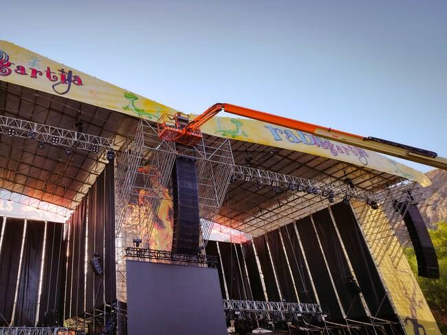 El polideportivo de Villena muda su piel