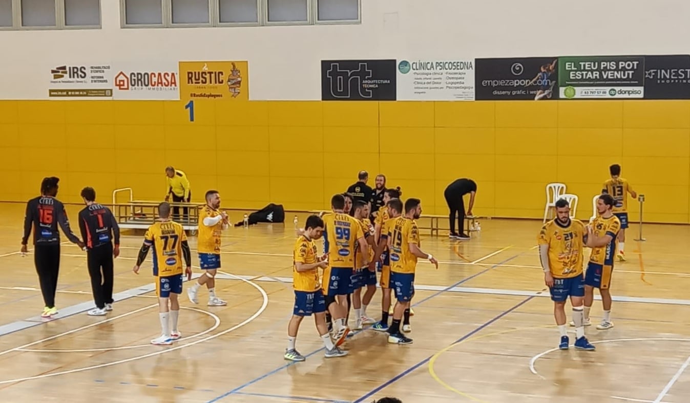 La plantilla del Tubos Aranda al término del encuentro tras vencer a Esplugues y lograr la salvación en Les Moreres