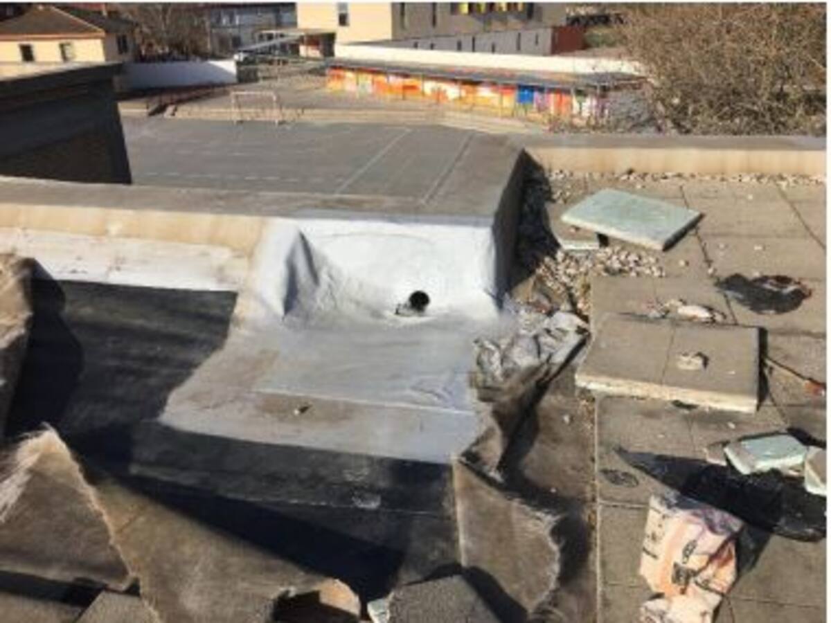 Bajén reparará la cubierta del colegio Juan XXIII, que provoca problemas de humedades