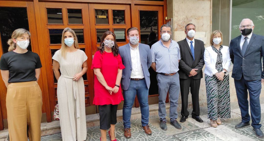Nacho Hernando, consejero de Fomento y Pilar Zamora, alcaldesa de Ciudad Real con otros representantes municipales y de la comunidad de propietarios de la calle Alarcos 22