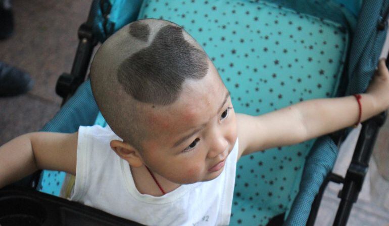 Niña con el logo de Apple en el pelo