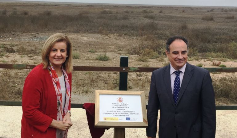 La ministra Fátima Báñez y el presidente de la Confederación Hidrográfica del Guadalquivir, Manuel Romero, en el acto de inauguración de la obra efectuada en el Caño Travieso del Parque Nacional de Doñana