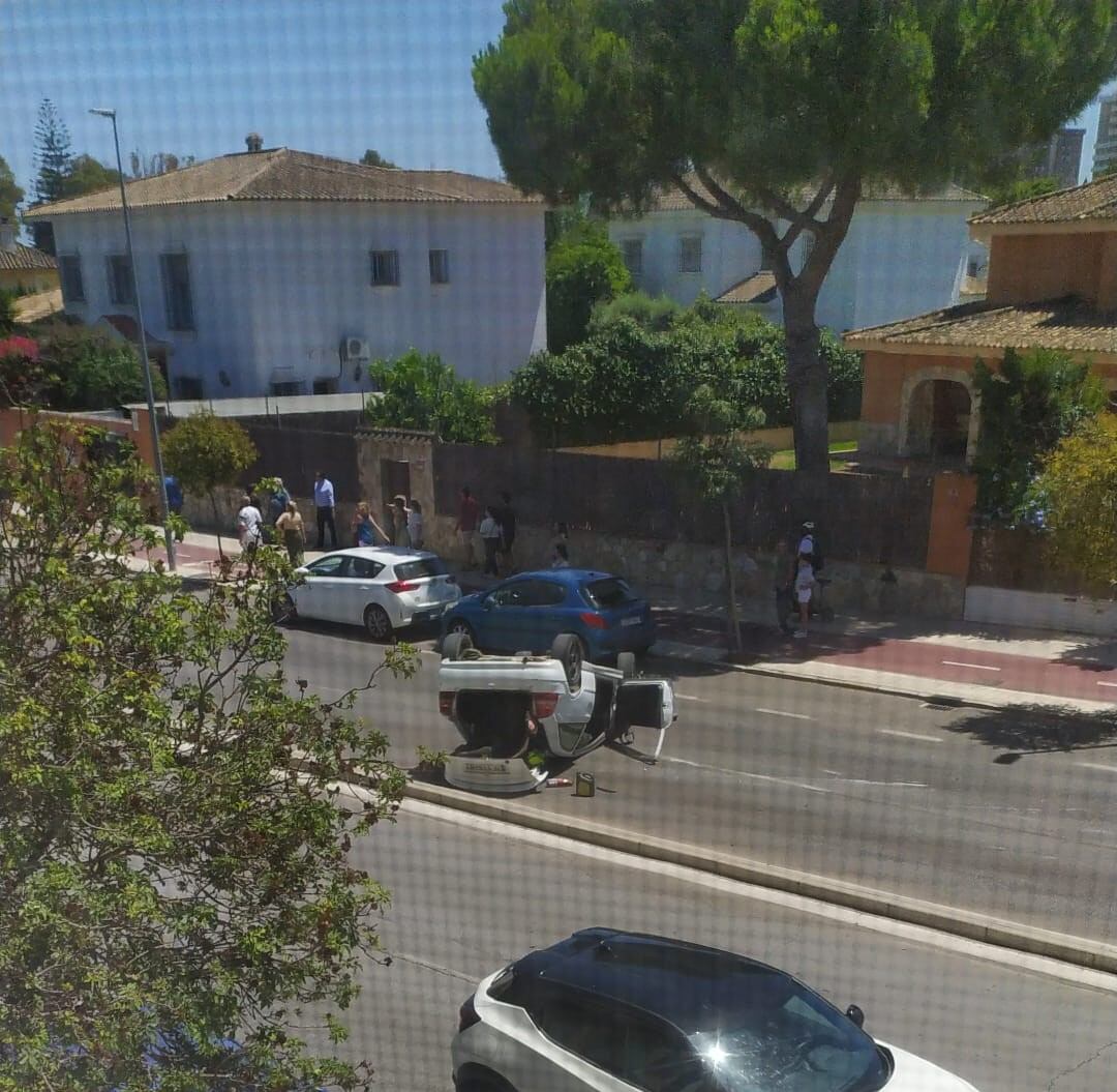 El vehículo quedó volcado en la calzada