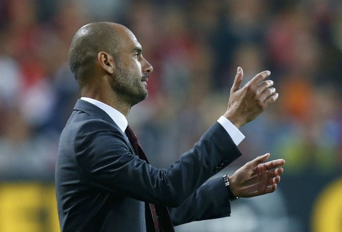 Guardiola, tuerce el gesto durante el partido