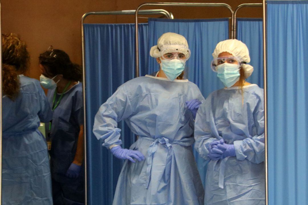 Dos enfermeras durante las pasadas pruebas masivas de PCR en Vilafranca del Penedès