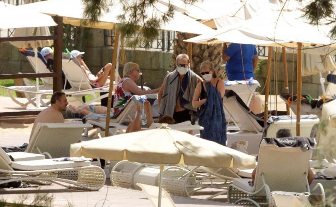 Turistas con mascarillas en un hotel a inicio de la pandemia.