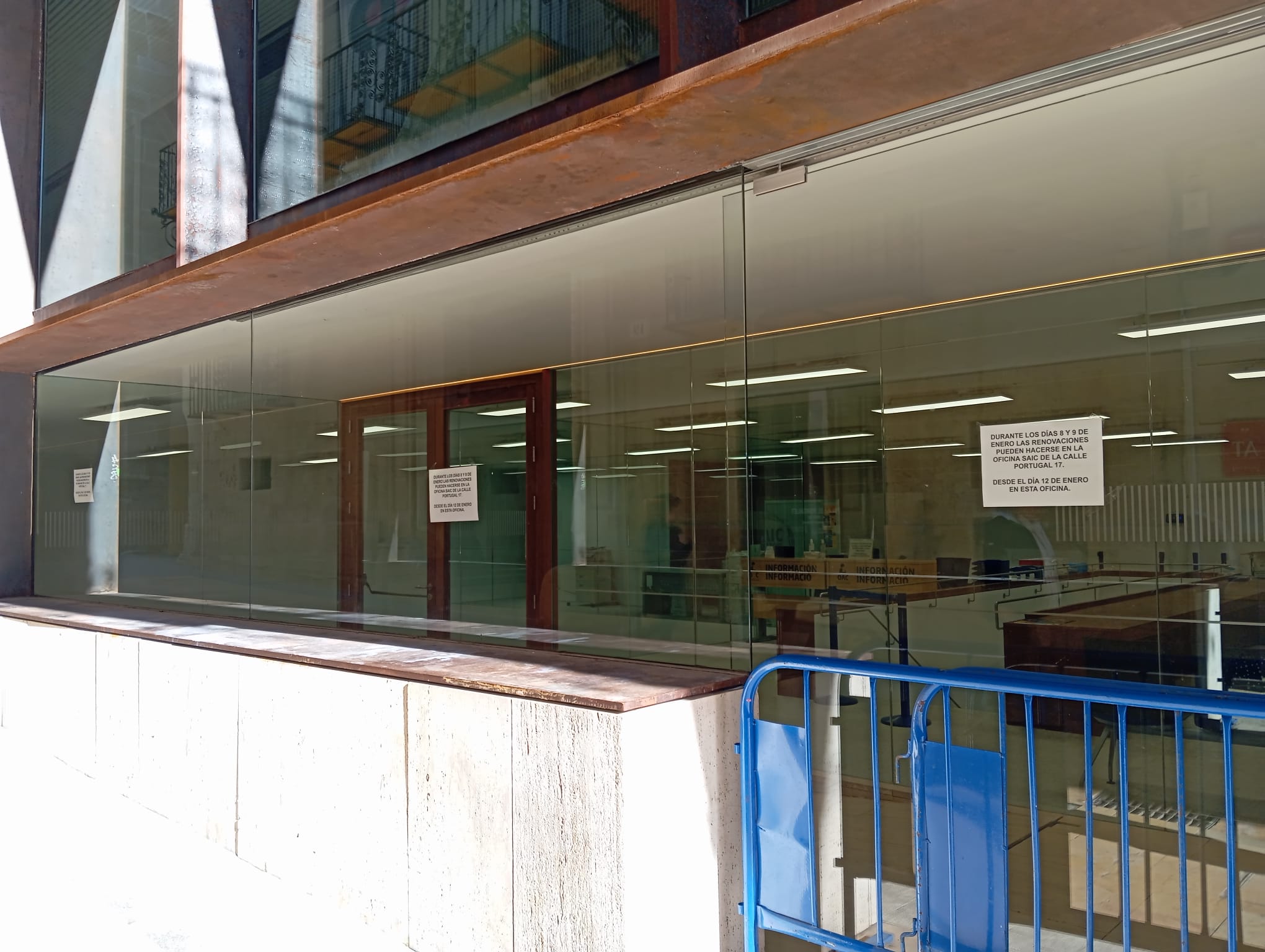 Cartel que anuncia que la oficina del Centro 14 se abrirá al público el 12 de enero