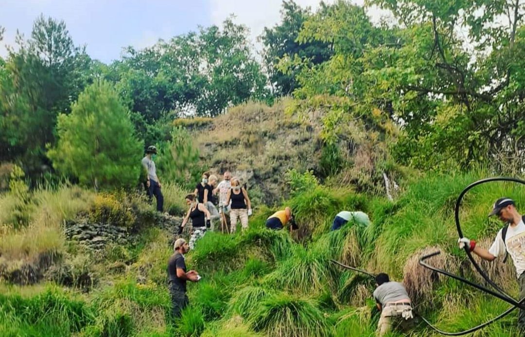 Miembros de la asociación de Amigos de los Senderos y las Fuentes de Villar del Humo en una de las jornadas de trabajo en este pueblo de Cuenca.