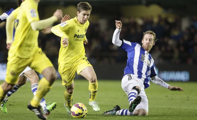 El delantero argentino del Villarreal Luciano Vietto (i) y el centrocampista de la Real Sociedad David Zurutuza durante el partido correspondiente a la decimocuarta jornada de Liga de Primera División que disputan en el estadio El Madrigal